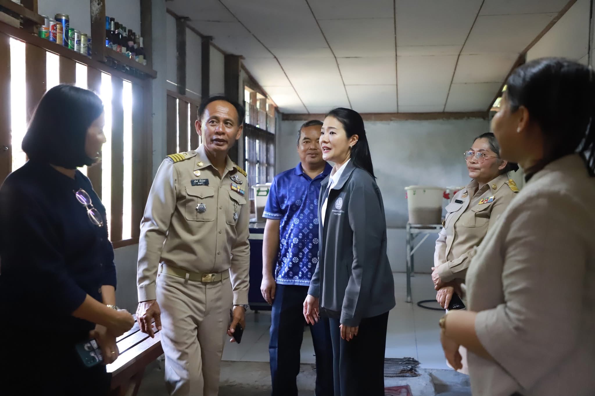 มท.4 ลงพื้นที่บ้านสองคอน หนุนสุราพื้นบ้านสูตรโบราณ ชูภูมิปัญญาท้องถิ่นสร้างเศรษฐกิจฐานราก