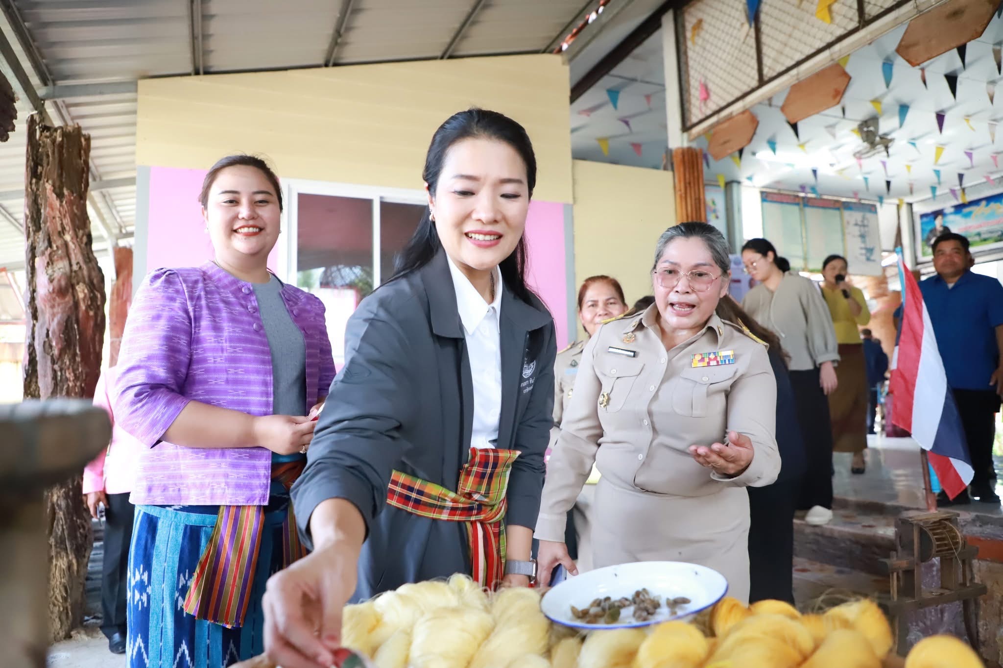 รมช.มหาดไทย ลงพื้นที่เยี่ยมชมหมู่บ้าน OTOP นวัตวิถี “บ้านสองคอน” อุบลฯ หนุนท่องเที่ยวชุมชน เสริมเศรษฐกิจฐานราก ยื่นข้อเสนอขอซ่อมสะพานเชื่อมหมู่บ้าน