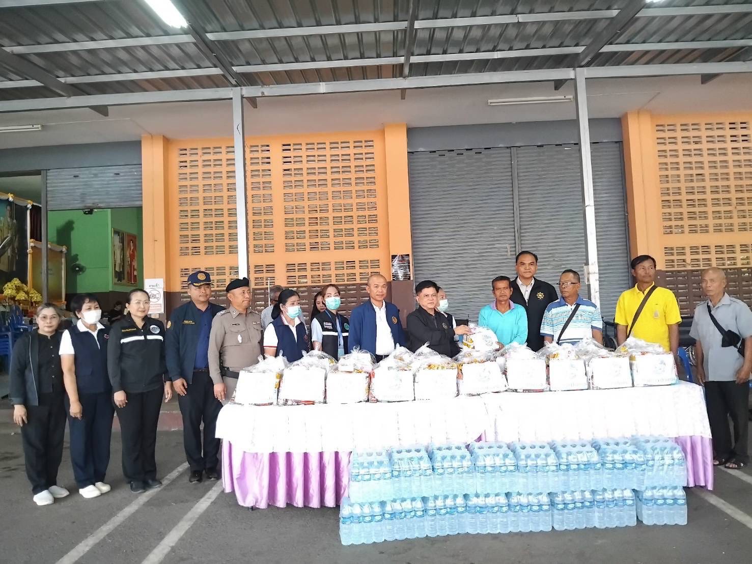 พช.อุบลฯ ร่วมลงพื้นที่เยี่ยมให้กำลังใจพร้อมมอบสิ่งของ ประชาชนที่ศูนย์พักพิง