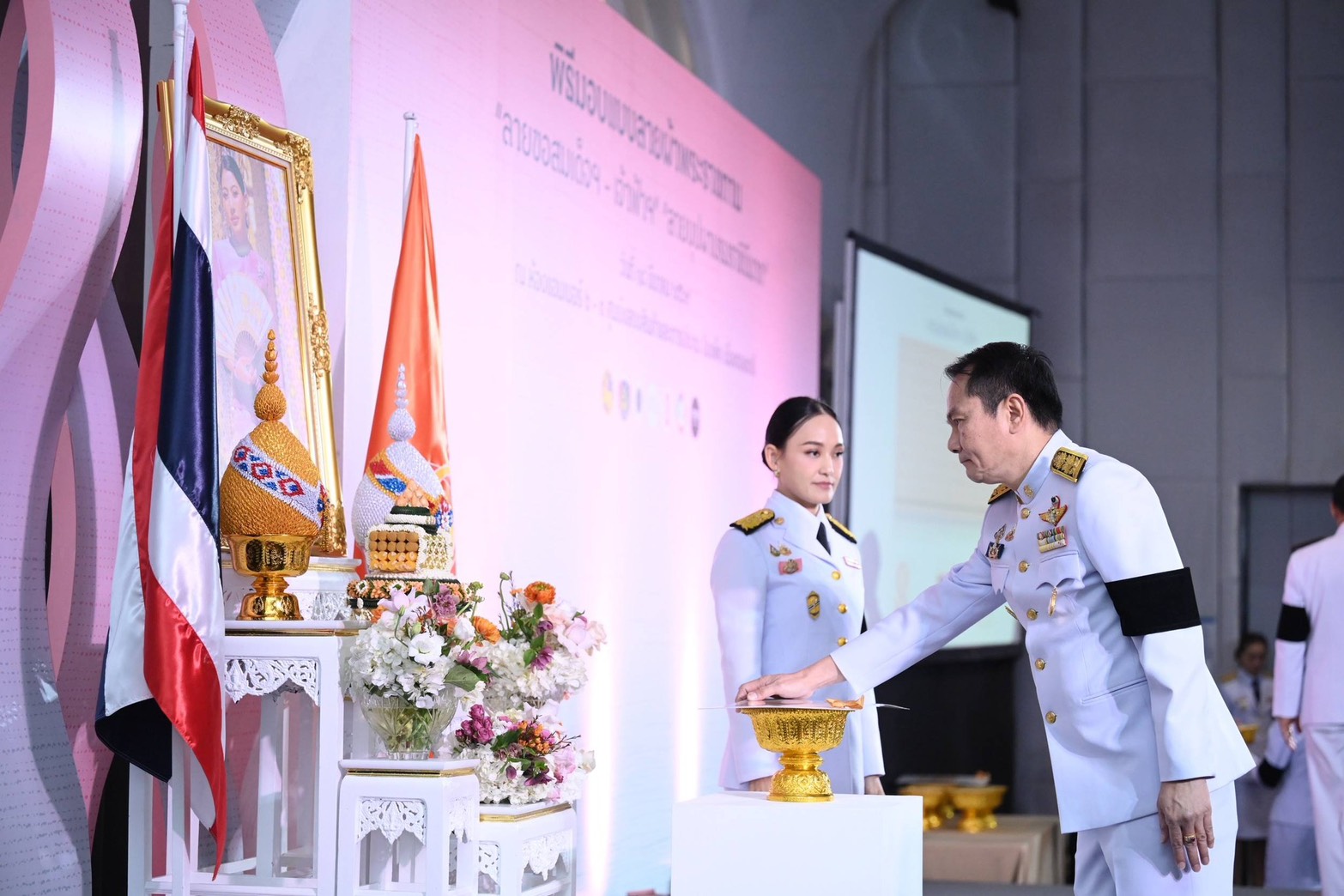 จังหวัดอุบลราชธานี ร่วมรับมอบลายผ้าพระราชทาน ปี 2569 "ผ้าลายขอสมเด็จฯ-เจ้าฟ้า" และ "ผ้าลายบุปผาบรมราชินีนาถ" ประเภทผ้าบาติก สืบสานพระราชปณิธาน ภูมิปัญญาผ้าไทย