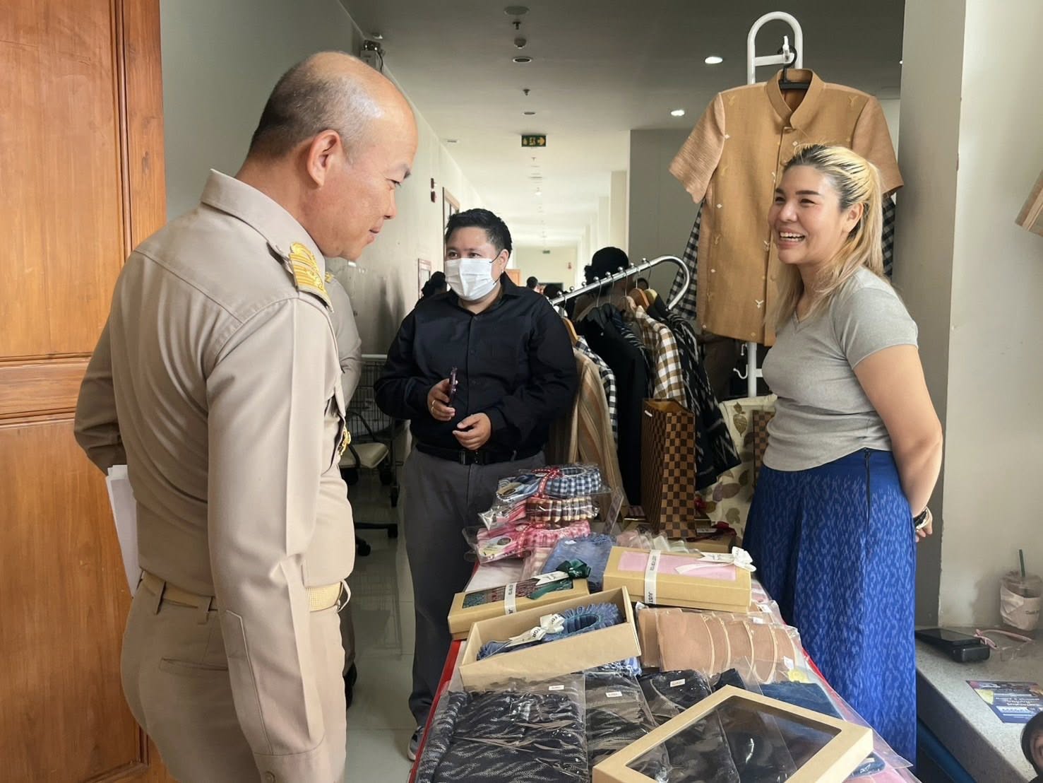 จังหวัดอุบลราชธานี จัดกิจกรรมส่งเสริมช่องทางการตลาด เพิ่มรายได้สู่ชุมชน หนุนผู้ประกอบการ OTOP สร้างโอกาสทางเศรษฐกิจฐานรากอย่างยั่งยืน