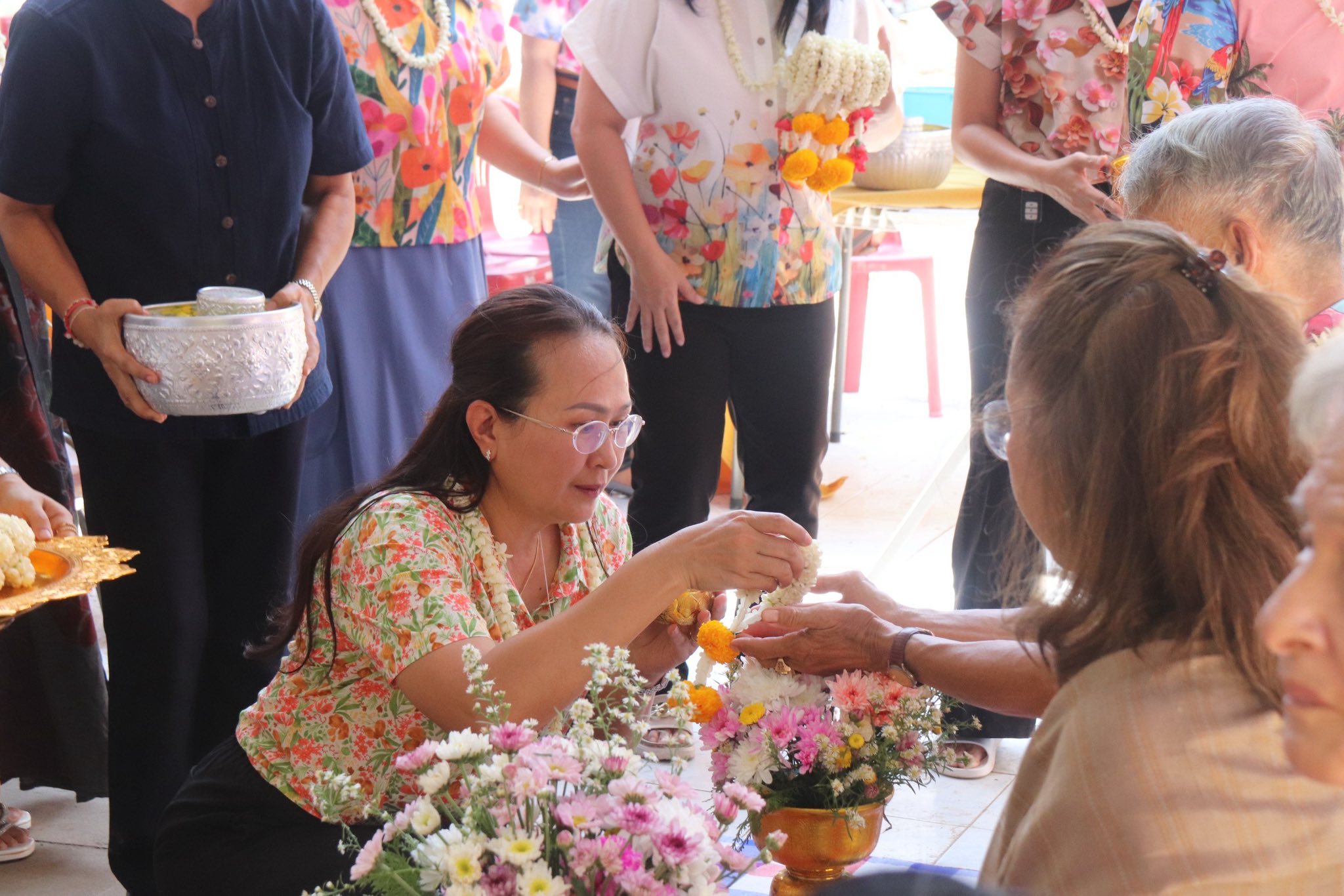 สุดชื่นมื่น! พช.อุบลฯ สืบสานประเพณีไทย รดน้ำดำหัวขอพรผู้อาวุโส พร้อมทำบุญเปิดอาคารพัสดุหลังใหม่ เสริมสิริมงคลรับปีใหม่ไทย 2569