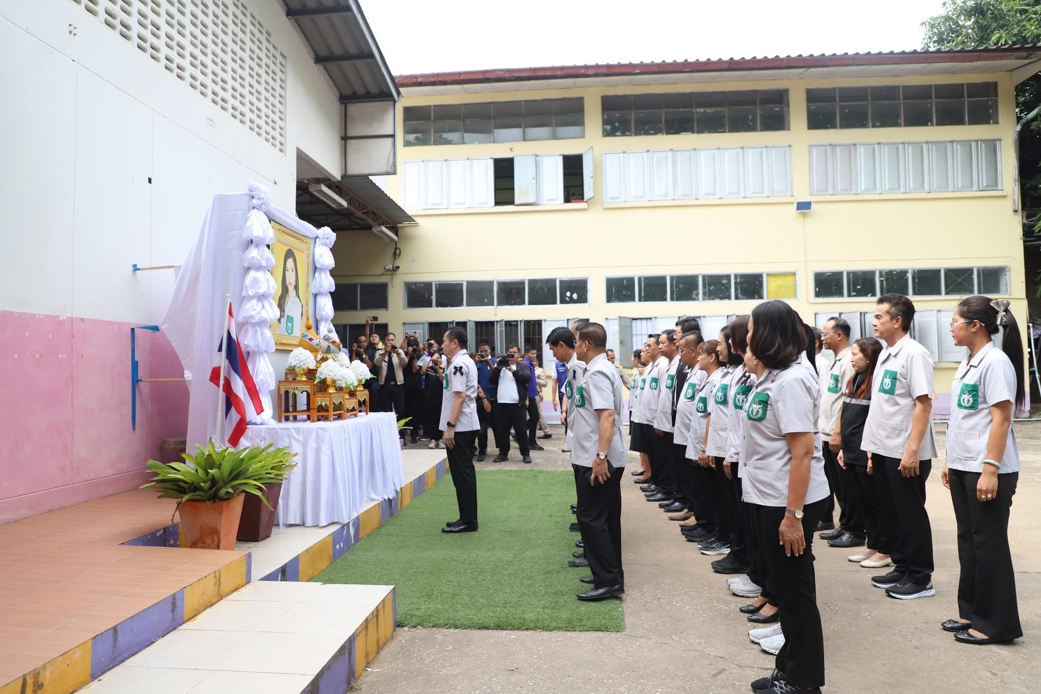 UBSmart พช.อุบลฯ ร่วมกิจกรรมออกหน่วยแพทย์เคลื่อนที่ พอ.สว. ให้บริการประชาชน พร้อมบูรณาการไกล่เกลี่ยแก้หนี้กองทุนพัฒนาบทบาทสตรีและกองทุนชุมชนเคลื่อนที่