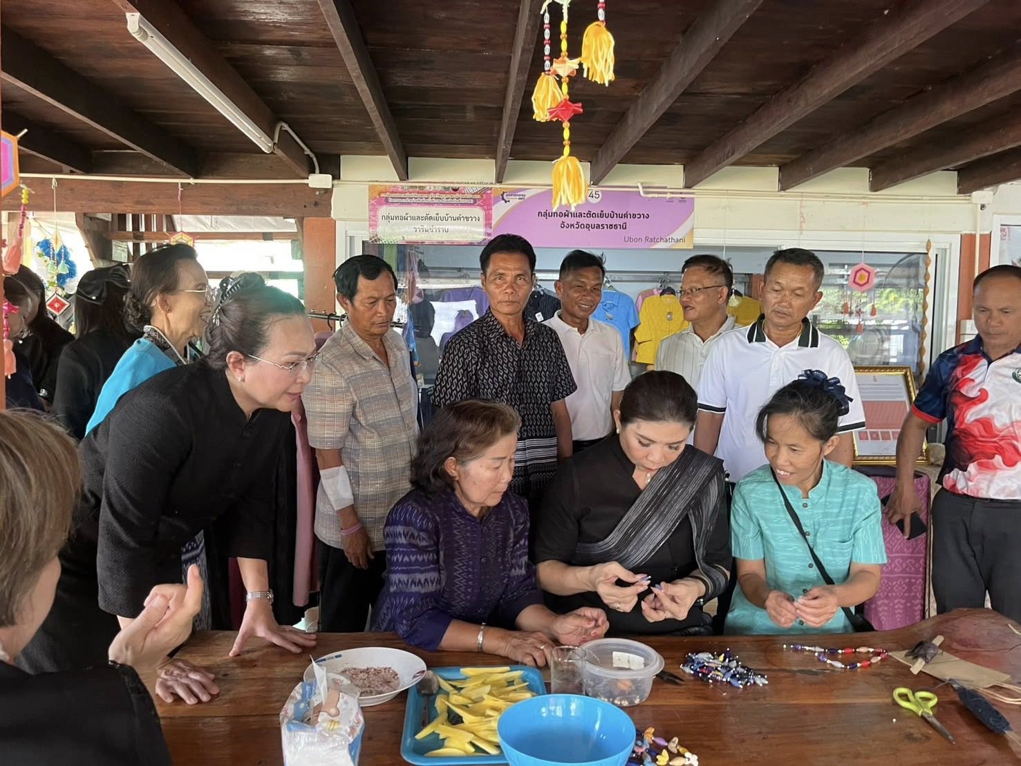 UB Smart ประธานแม่บ้านมหาดไทยจังหวัดอุบลราชธานี ร่วมกับ พช.อุบลฯ ลงพื้นที่กลุ่มทอผ้า  ขับเคลื่อนโครงการผ้าไทยใส่ให้สนุก ประจำปี พ.ศ.2569  วั